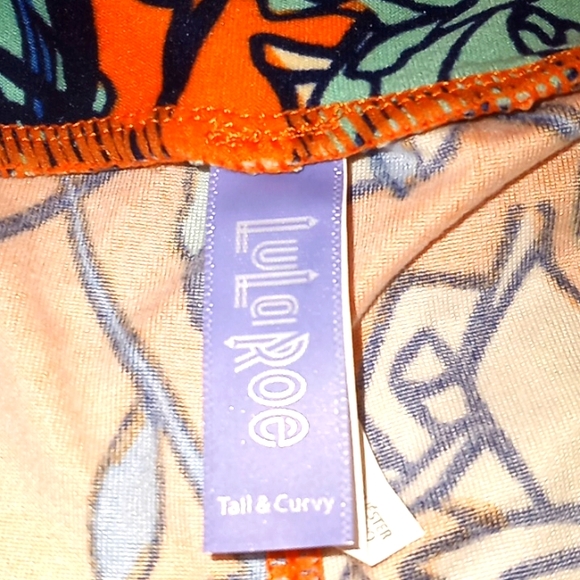 LulaRoe Rose 🌹 Printed Leggings- T&C-#1557+ - Picture 5 of 10